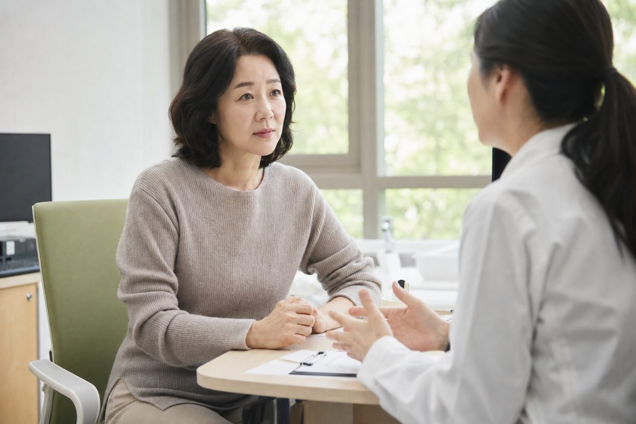 병원에서 유방암 정기 검진 상담을 받는 중년 여성