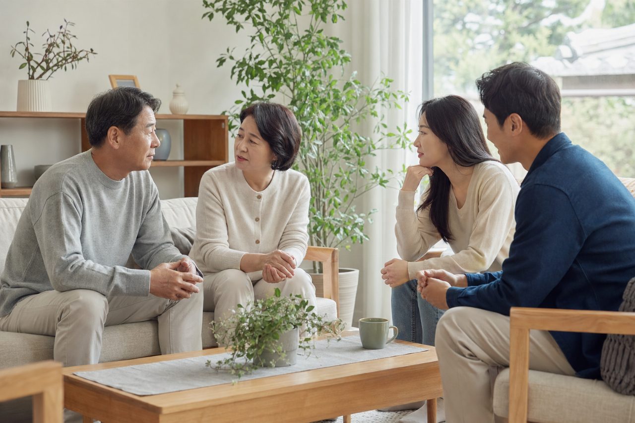 가족이 함께 앉아 조용한 공간에서 대화하는 상황
