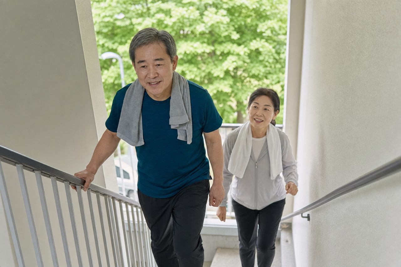 아파트 계단을 오르며 운동하는 모습