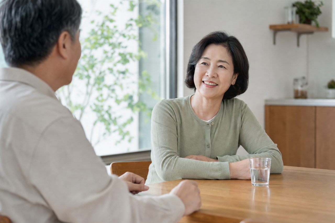 맑고 깨끗한 물 한 컵이 테이블 위에 놓여 있다.