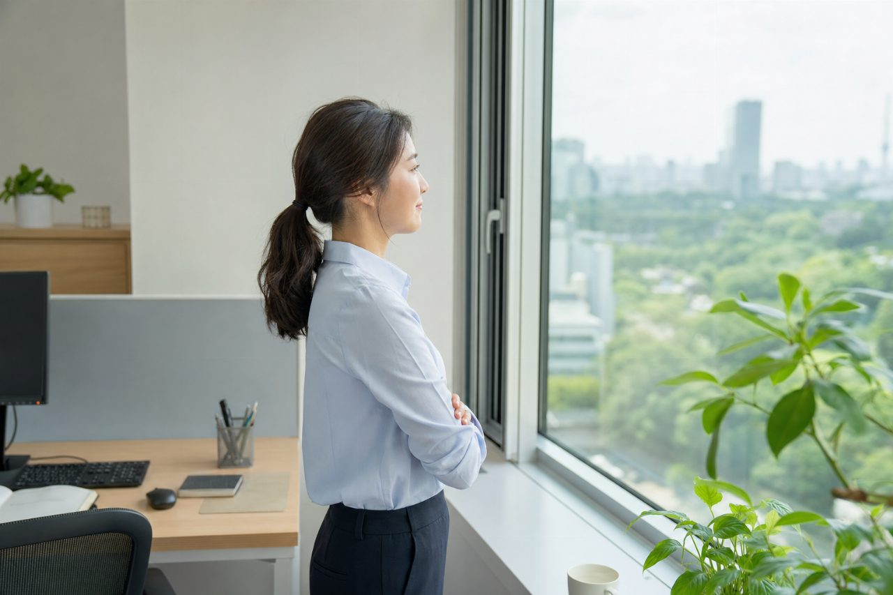 눈은 일정 시간마다 먼 곳을 바라보며 휴식을 취하는 것이 좋다.