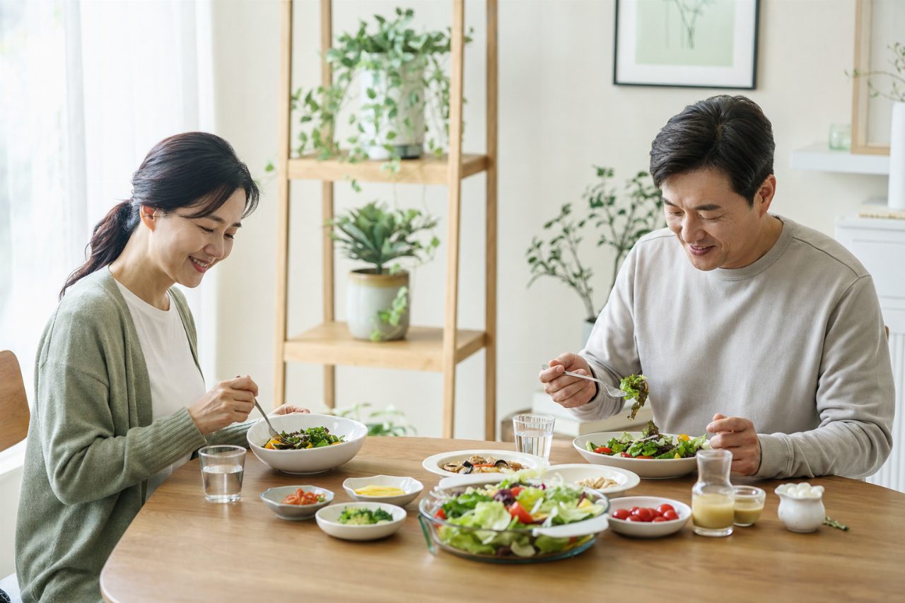 소금을 적게 사용한 채소 샐러드와 천연 드레싱이 놓인 식탁