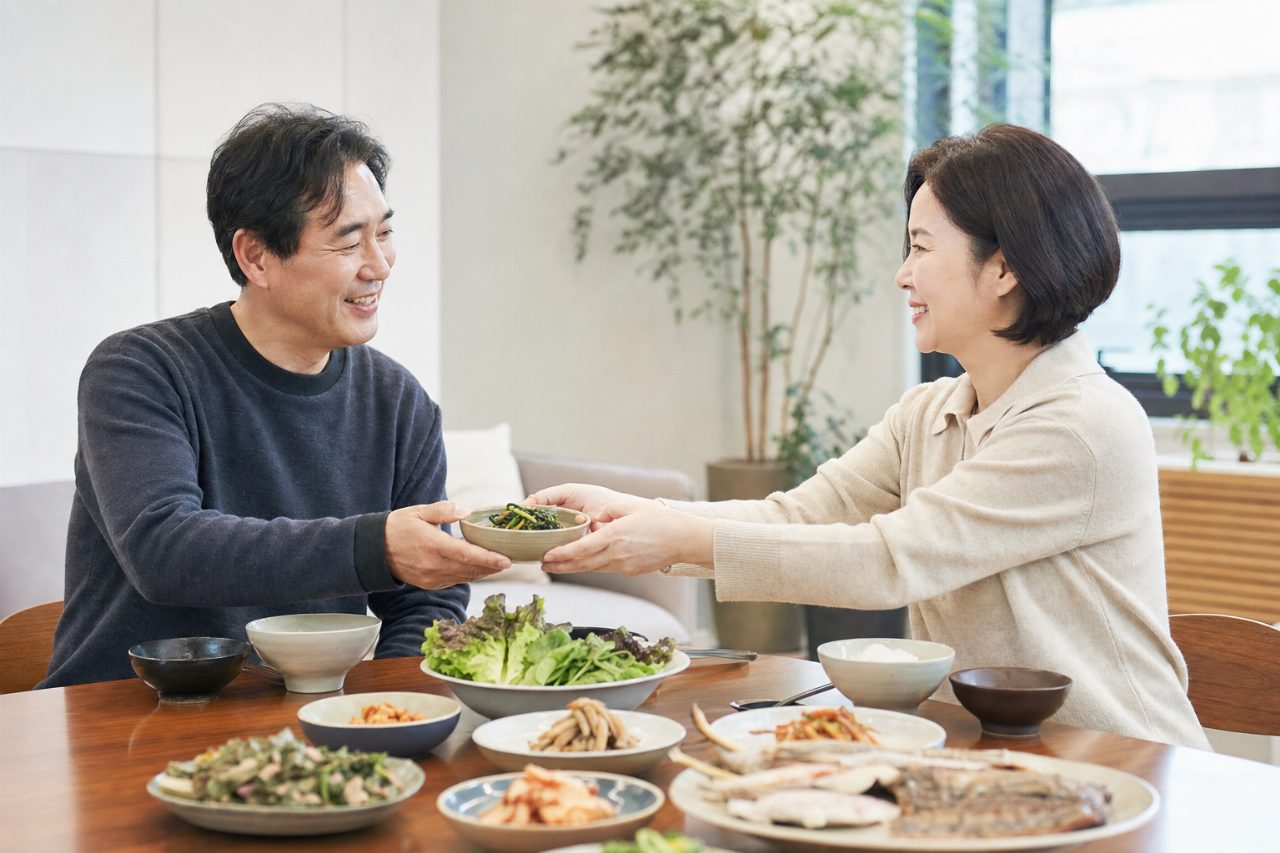 여러 사람이 모여 함께 음식을 나누는 장면은 사회적 연결감을 상징한다.