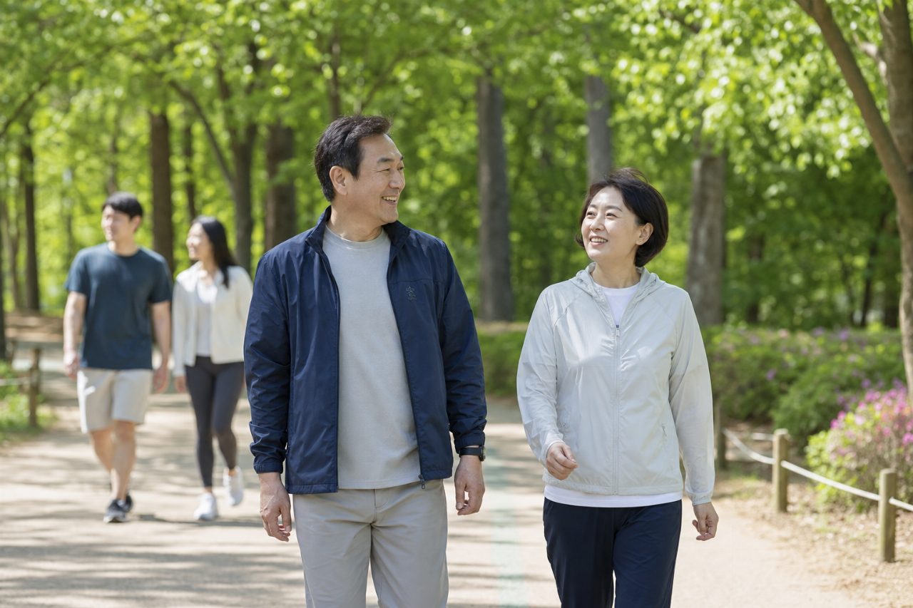 밝은 공원에서 가볍게 걷는 모습