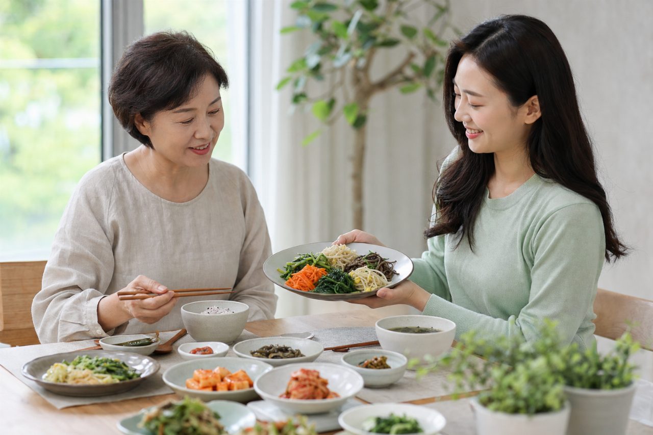 다채로운 색의 조리된 채소 반찬을 담은 접시